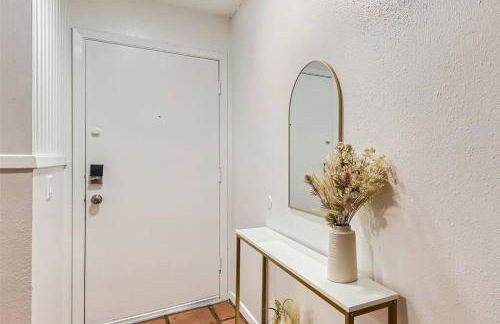 Walkable Dtwn 2B Getaway - Sleeps 5 - Pool, Prkg - Foto 6