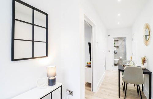 The Eden Suite - 1BR Chic Apt with Luxe Shower, Smart TV & Free Secure Parking in Central High Wycombe HP13, Sleeps 3 - Foto 43