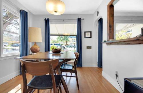 MIDCENTURY MANOR-Hot Tub & 5 Blocks to Town Center - Foto 10