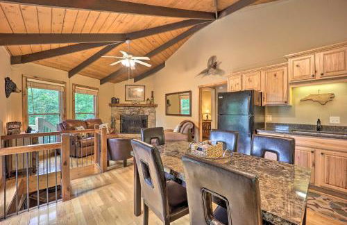 2 Mi to Skiing! Wooded Beech Mtn Retreat with Decks - Foto 1