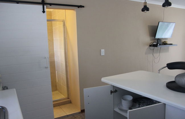 Chic & Serene 1-Bed Haven in Roodepoort - Photo 20