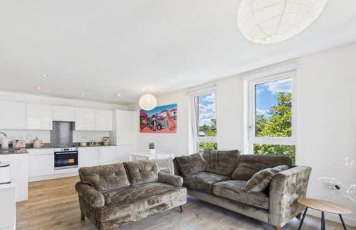 Modern 2-Bed Apartment in Longcross with Balcony & Parking - Foto 6