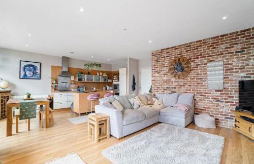 Luxury Huge Modern Open Plan 2Bedroom Flat - Free Private Parking & Balcony located at the OVO Hydro and SEC Centre - Foto 15