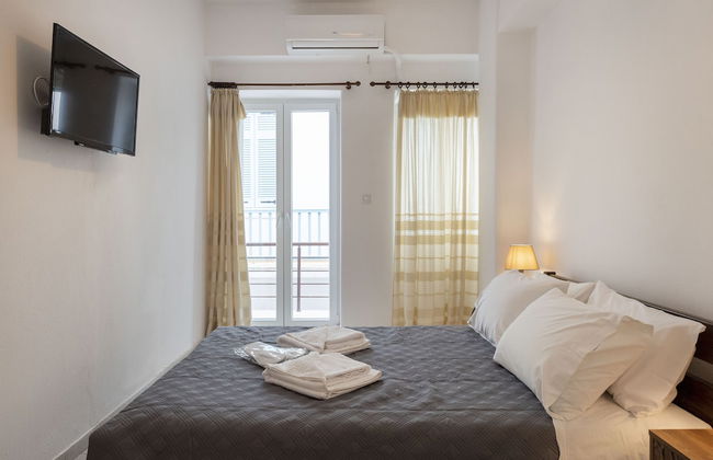 Parikia's Cute Pebble - Photo 4