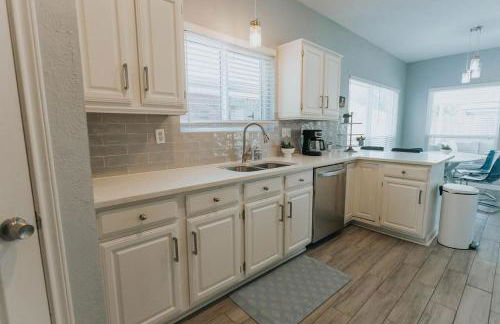 Beautiful Updated Home with Pool - Foto 15