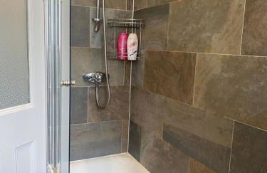 Lovely main door 2 bed apartment - Foto 13