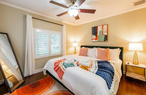 Colorful Home - Pool - Game Room - Basketball Court - BBQ & More - Photo 16