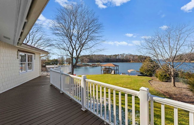 Pleasant Cove Waterfront Getaway With Fire Pit, Deck, and Lake Views - Foto 11