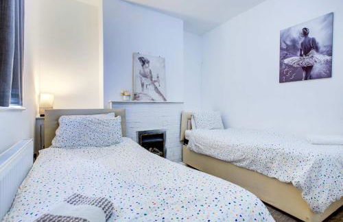 Newly Refurbished 3 Bed 2.5 Bath House in Staines - Foto 27