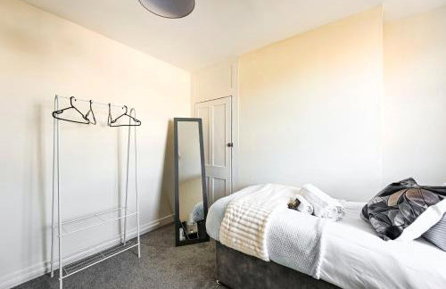 Central Canterbury Gem New Refreshed Decor Sunny Deck Outdoor Furniture FREE Parking 2BR 2BA TOP Location - Foto 61