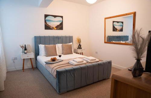 Modern Penthouse with Balcony - Near Beach & Town - Foto 27