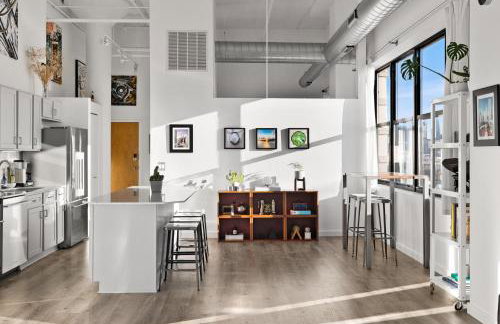 Modern Historic Loft 19ft Ceilings, Gym, Heated Parking, Skyline Views, Balcony - Foto 41