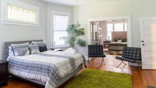 The Great Pink Lady with Huge Wrap Around Porch! - Foto 2