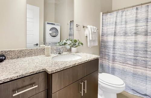 Stunning Downtown Studio with Rooftop Patio - Photo 8