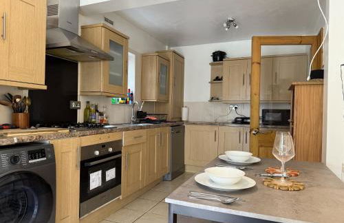 Caterham 3 Bed House, Free on street Parking - Photo 23