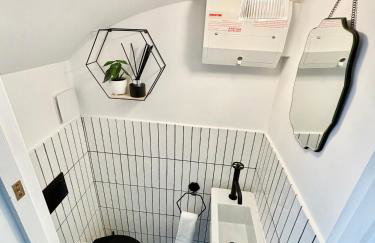 Stunning 3 bedroom & 2 bathroom cottage with patio - Foto 30