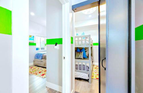D- Hip & Stylish NoHo Family-Friendly Home near Universal & Hollywood with Patio - Hot Tub - Games - & Parking - Foto 28