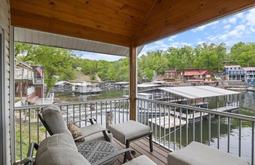 Beautiful Lake Front Home with Private Dock In Lick Branch Cove - Foto 27