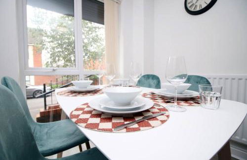 Modern and Cosy 3 Bed House Close to Cardiff City Centre perfect for Family Relocations, Contractors & Groups by Gurkha Stay with Free Parking and Wifi - Foto 13