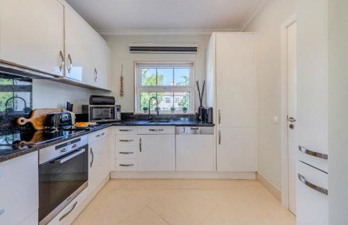 5 star Luxury Palmview apartment with large terrace and communal pool - Foto 14