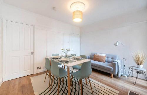 Stylish Caversham Town-House Free Parking & Garden - Photo 9