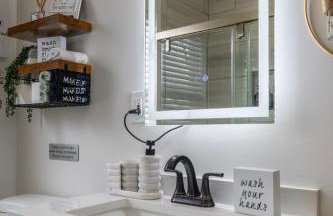 Luxury Short and Midterm Hyde Park Getaway - Photo 32