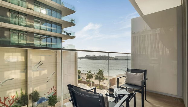 Modern 2BR w Direct Beach Access Emaar Beachfront - Foto 3, Habitación