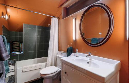 Water Views, Walk to Beach! New Hot Tub! - Foto 32