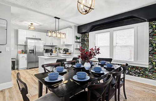 Newly Renovated and Designed Near Downtown - Foto 16