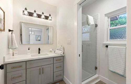 East Sac Getaway, Walking Distance to Hospitals - Photo 7