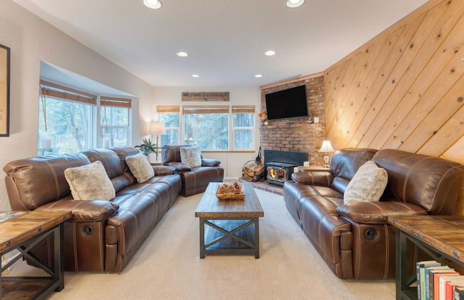 Westlake Cabin by Avantstay Hot Tub, Near Skiing, Walk to Restaurants & Lake! - Foto 6