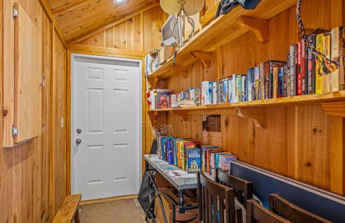 River Cabin - Fire Pit, Kayaks, Games, Dog Park - Foto 48