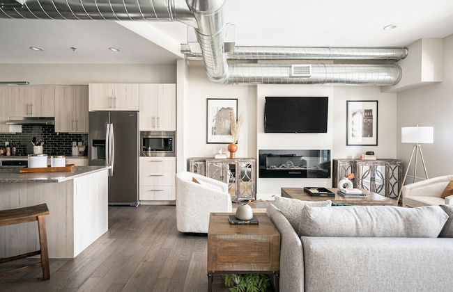 Bright & Breezy | RiNo Art Lofts - Foto 26