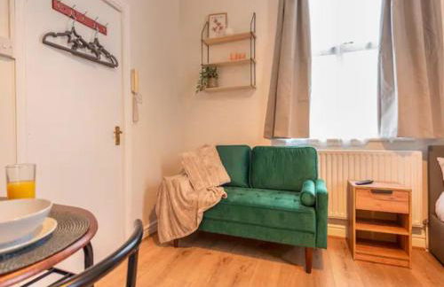 Stylish Studio in Central Wolverhampton - Pass the Keys - Photo 7