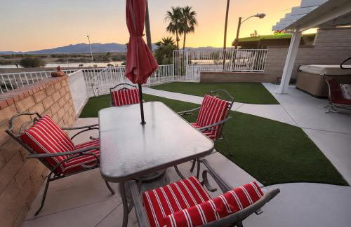 RIVERFRONT RUBY RED HOME WITH PRIVATE DOCK & View - Foto 1