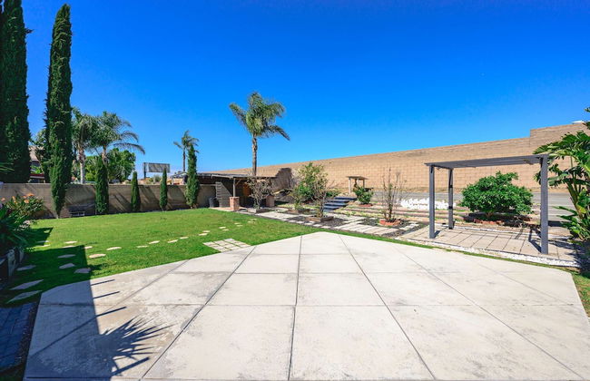 Spacious Family Retreat w Garden Modern Comfort - Photo 15