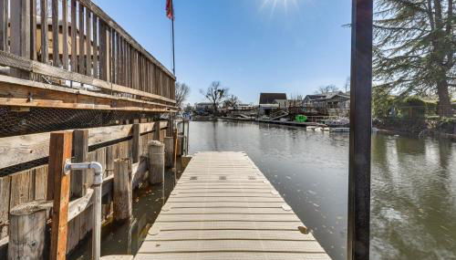 Clear Lake Gem on Canal with Dock Dogs Welcome! - Foto 5