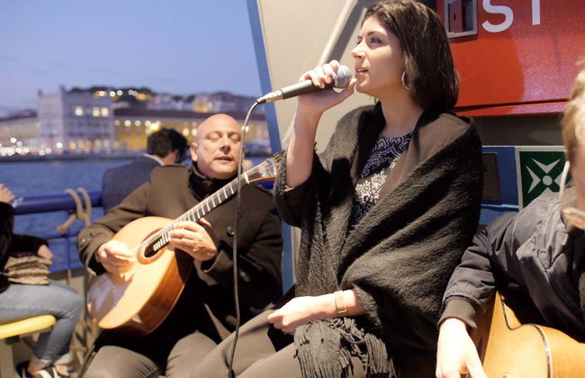 Paseo en barco con espectáculo de fado - Foto 2