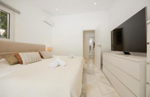 Marbella, Costabella - Beachfront Villa with Heated Pool - Photo 40