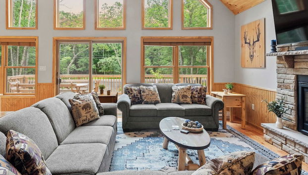 Bluejay Getaway by Avantstay Private Lake Cabin Hot Tub + Game Room Walk to Lake - Photo 2, Interior