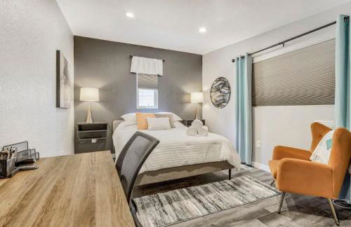 Walkable Downtown Stay with Fire Pit - Foto 10