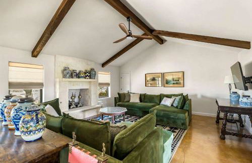 Relaxing Hill Country Home with Outdoor Fire Pit - Photo 8