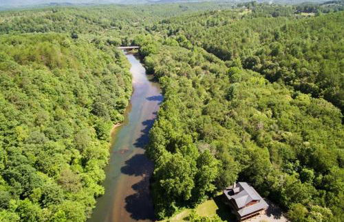 Astounding River View - Outdoor Hot Tub, Volleyball Net, Game Room + More! - Foto 51