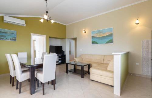 Modern Villa with Pool - Photo 8