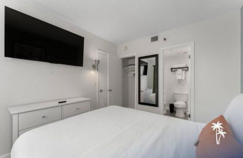 Lake View Top Floor 2 Bed 2 Bath Condo with Balcony - Foto 10