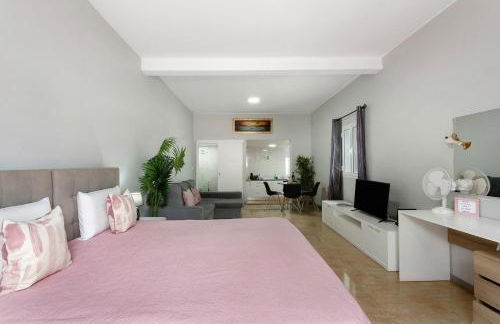 Studio Home Away from Home - Photo 8