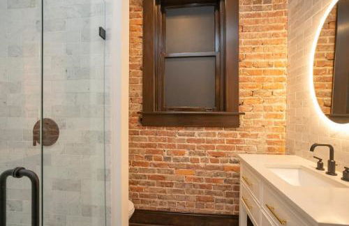 Historic Jewel Walk to Eats & Shops - Foto 29