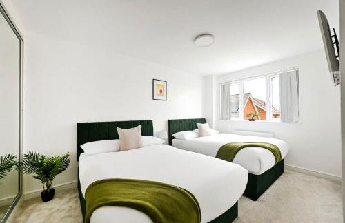 Swan's Place - Large 4bed home, Sleeps 9, Parking x2 & Games room - Foto 39