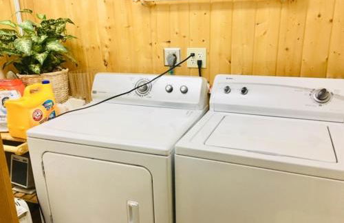 Adventure Awaits 3King Bed,2Bath Log Cabin in heart of Duck Creek Village! - Foto 27