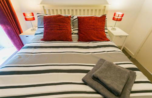 Sailors Return - Photo 25